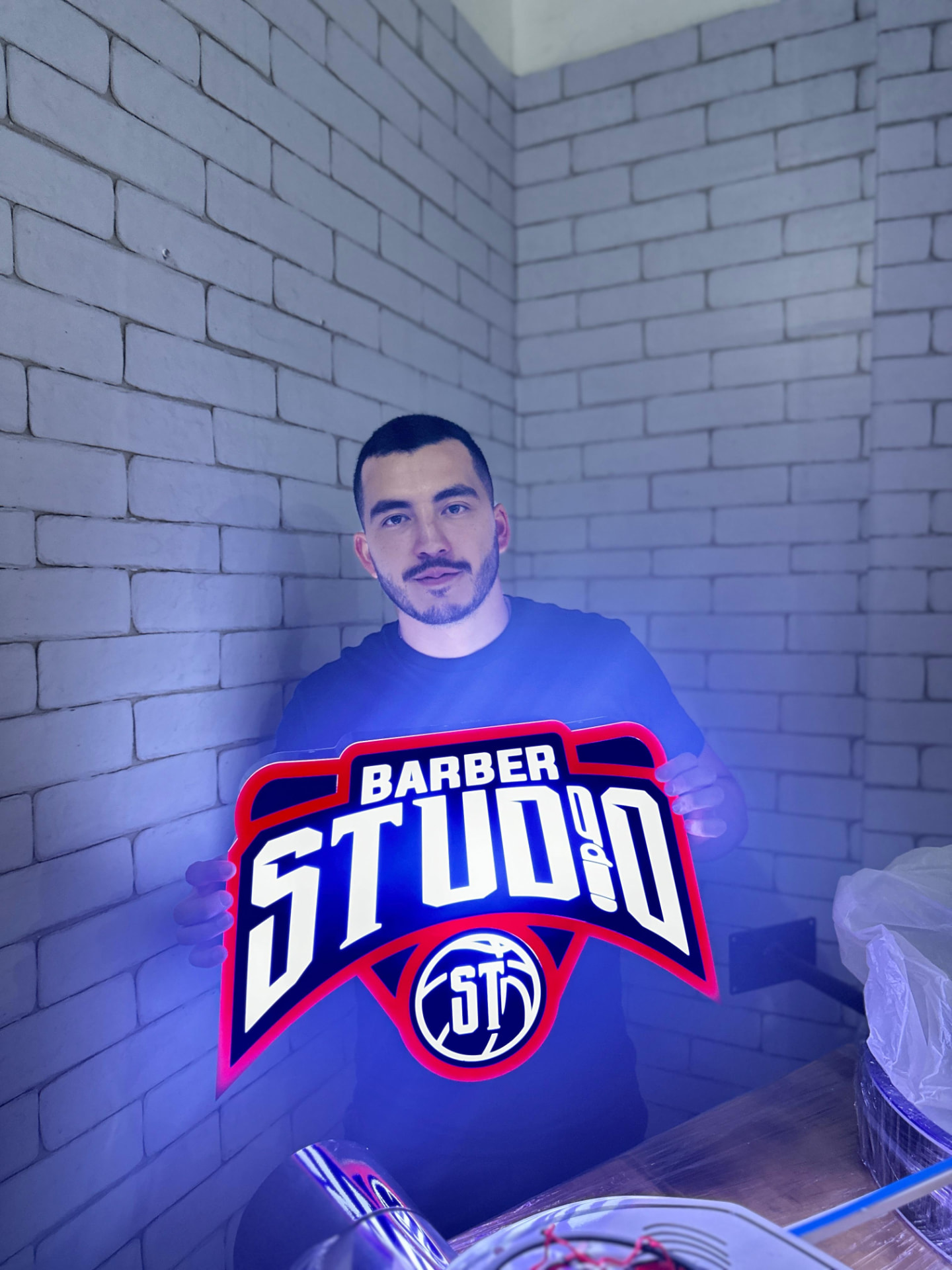 Barbero de Barber Studio con el logo de la marca